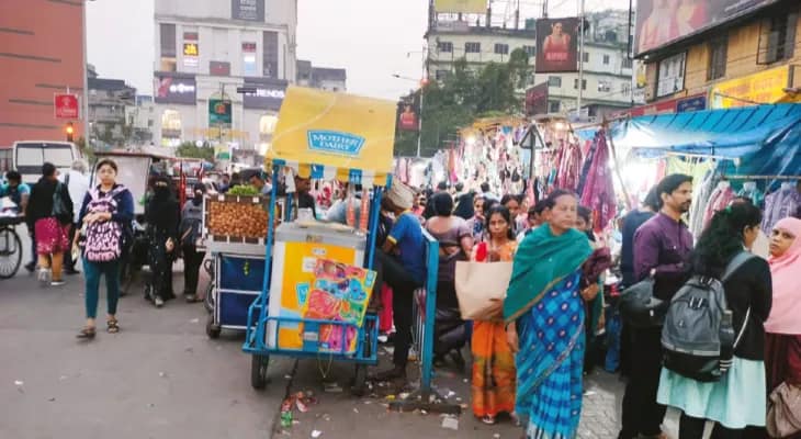 হাওড়া ময়দানে বেআইনি পার্কিং ও হকারদের দৌরাত্ম্যে হাঁটাচলাই দায়!