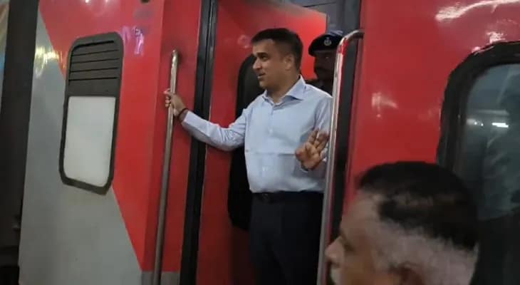 গুজরাতের ভালসাদে পৌঁছলেন উপ-মুখ্যমন্ত্রী হর্ষ সাংভি