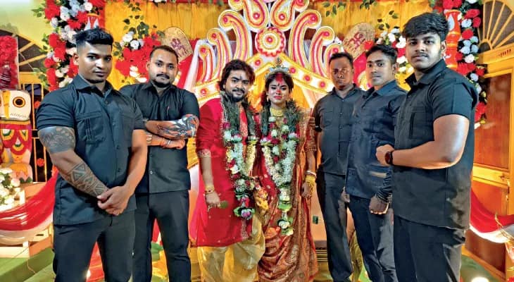 বন্ধুদের ঠাট্টা-ইয়ার্কি নেই, ছাদনাতলা দখল বাউন্সারদের!