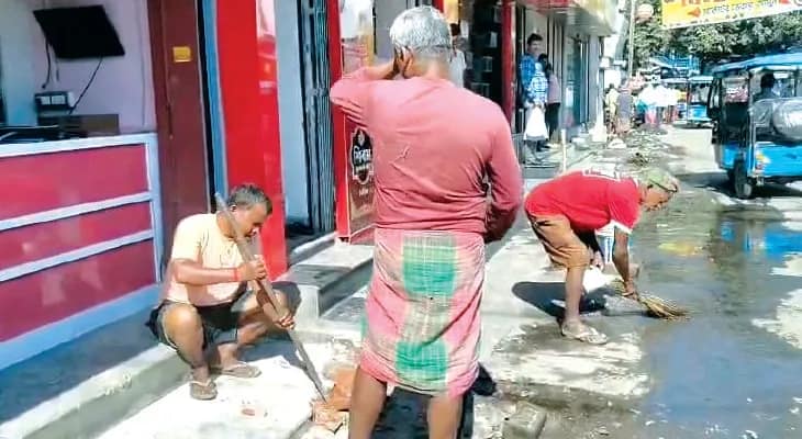 দোকানের সামনে কংক্রিটের নির্মাণ ভেঙে নিকাশিনালার স্ল্যাব দখল করে ব্যবসা