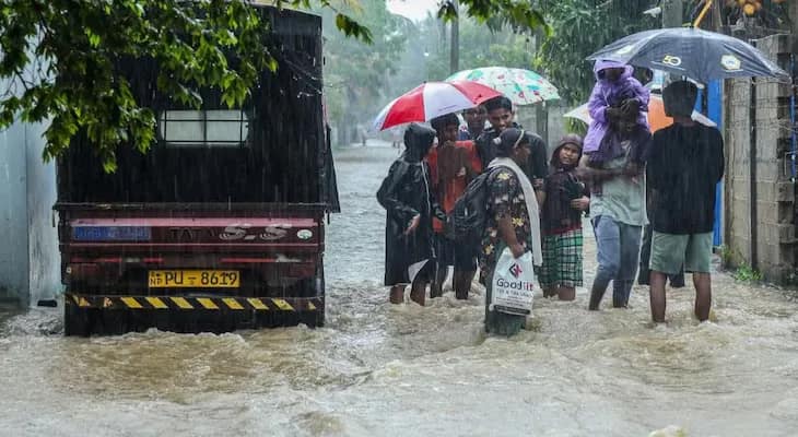 ভারী বৃষ্টিতে বিপর্যস্ত শ্রীলঙ্কা, বন্যা ও ভূমিধসে মৃত কমপক্ষে ৫৬