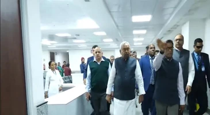 বিহারে একটি হাসপাতালে পরিদর্শনে গেলেন মুখ্যমন্ত্রী নীতীশ কুমার