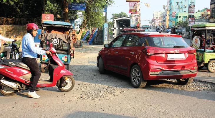 বহরমপুরে রেলের ওভারব্রিজে ওঠার মুখে রাস্তায় মরণফাঁদ, ক্ষুব্ধ বাসিন্দারা