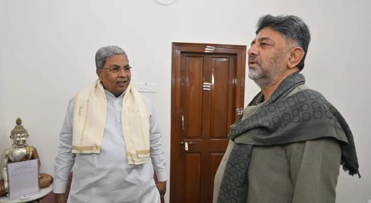 শনিবার সকালে কর্ণাটকের মুখ্যমন্ত্রী সিদ্ধারামাইয়ার বাসভবনে উপ-মুখ্যমন্ত্রী ডিকে শিবকুমার