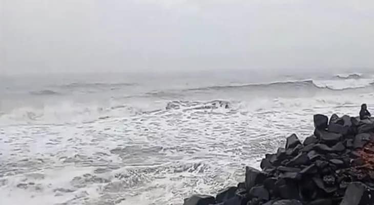 ধেয়ে আসছে ঘূর্ণিঝড়, পুদুচেরিতে উত্তাল সমুদ্র, সেইসঙ্গে প্রবল ঝড়-বৃষ্টি