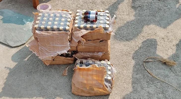 বনগাঁয় এক বাসিন্দার বাড়ির ছাদ থেকে বিপুল কাফ সিরাপ বাজেয়াপ্ত