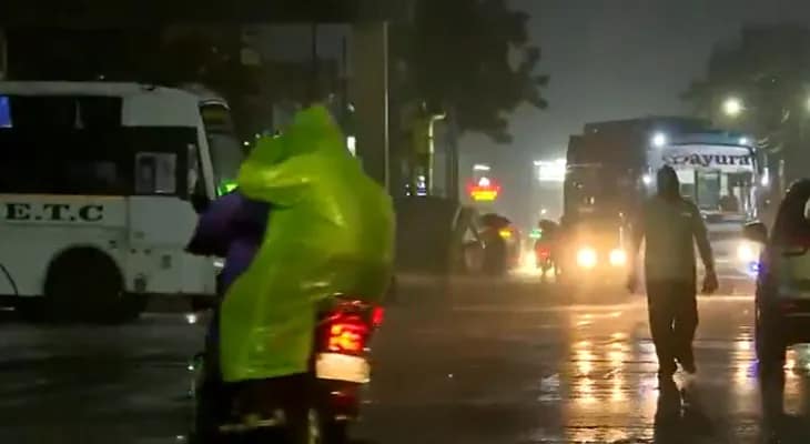 ঘূর্ণিঝড় দিতওয়া: তামিলনাড়ুর নাগাপট্টিনমে ভারী বৃষ্টি