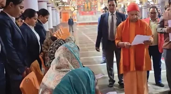 উত্তরপ্রদেশের গোরক্ষপুরে মুখ্যমন্ত্রী যোগী আদিত্যনাথের জনতা দর্শন কর্মসূচি