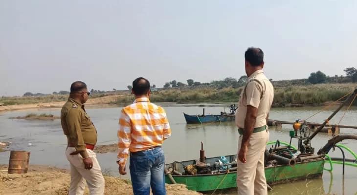 নদীতে মেশিন নামিয়ে বালি তোলা নিয়ে কঠোর জেলাশাসক, পদক্ষেপের নির্দেশ