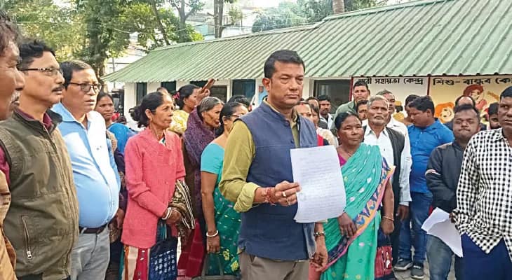 জলপাইগুড়িতে নোটিশ না দিয়ে জোর করে পাতা হচ্ছে গ্যাসের পাইপলাইন, থানার দ্বারস্থ কৃষকরা