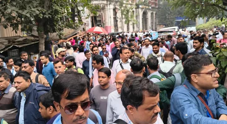 নির্বাচন কমিশনের দপ্তরের সামনে বিএলওদের বিক্ষোভ