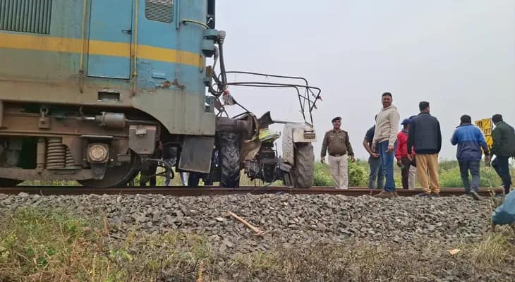 ট্রাক্টরকে ধাক্কা মারল মালগাড়ি, মৃত ১, জখম ২