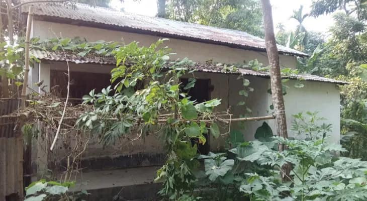 চাকরি না মেলায় ১৮ বছর ধরে অঙ্গনওয়াড়িতে তালা, দীর্ঘদিন ধরে পড়াশোনা চলছে ভাড়াবাড়িতে