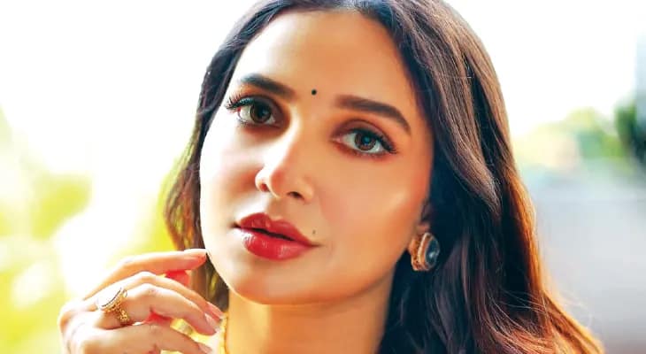 নজরকাড়া শুভশ্রী
