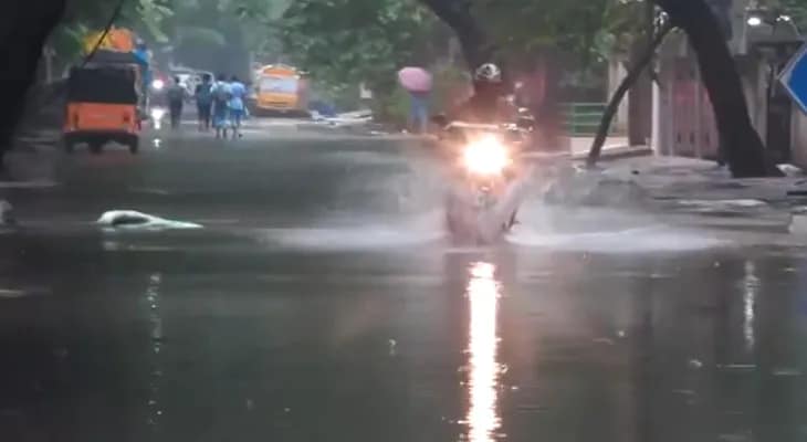 ঘূর্ণিঝড় দিতওয়া: ভারী বৃষ্টিতে জলমগ্ন চেন্নাইয়ের একাধিক এলাকা