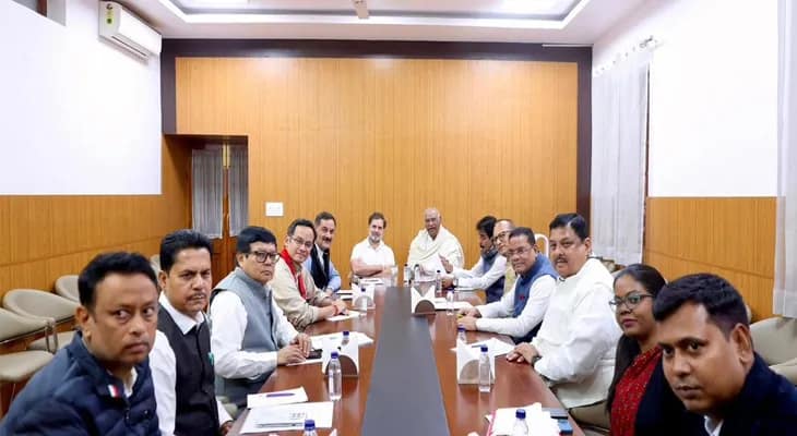 নয়াদিল্লিতে অসমের দলীয় নেতৃত্বের সঙ্গে বৈঠকে কংগ্রেস সভাপতি মল্লিকার্জুন খাড়্গে ও লোকসভার বিরোধী দলনেতা রাহুল গান্ধী