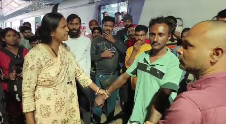 দত্তপুকুরে ট্রেনে মহিলা যাত্রীদের লক্ষ্য করে অশ্লীল অঙ্গভঙ্গি, যুবককে গণধোলাই