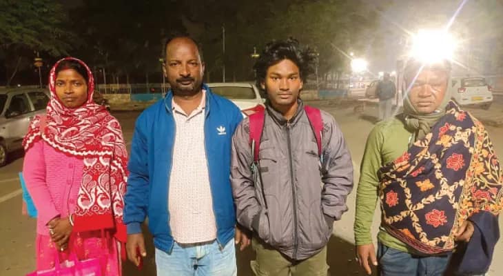 ‘স্যরের পা ছুঁতেই বললেন, আরামসে আরামসে’! আজ সকালে আরামবাগে বিরাট-ভক্ত সৌভিক মুর্মু
