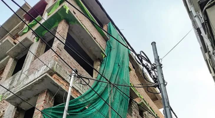 হাওড়ার চ্যাটার্জিহাটে নির্মীয়মাণ বহুতলের একাংশ ভেঙে পড়ল, বেআইনি নির্মাণের অভিযোগ