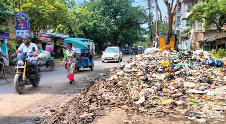অস্থায়ী ভ্যাটের আবর্জনায় গোটা আন্দুল রোড আস্তাকুঁড়