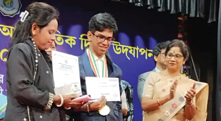 ২.৮৮ সেকেন্ডে ইংরেজি বর্ণমালা টাইপ করে চমক, দৃষ্টিহীন ঋষিকে সম্মান জানালেন শশী পাঁজা