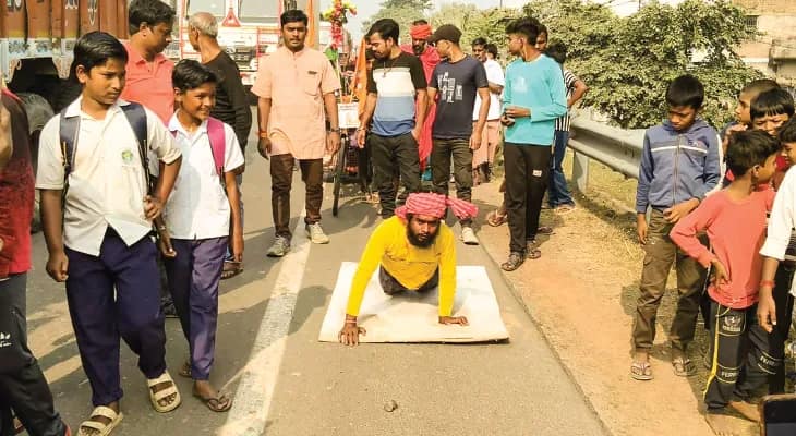 দণ্ডি কেটে কোচবিহার থেকে দক্ষিণেশ্বরের পথে পুণ্ডিবাড়ির বিভাস