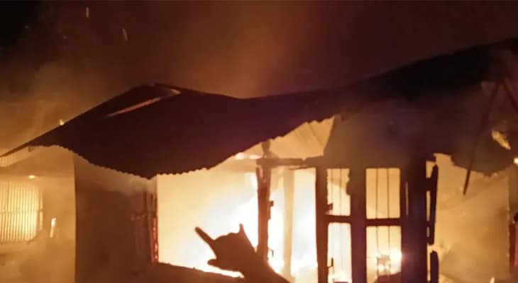 ময়নাগুড়িতে আগুনে ভস্মীভূত ২টি দোকান