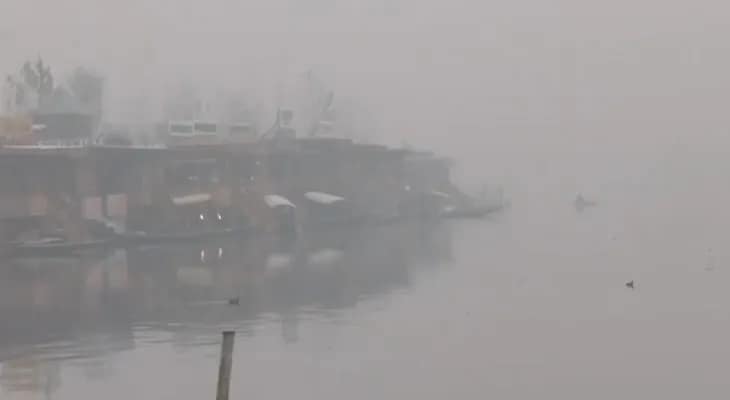 শ্রীনগরে ব্যাপক কুয়াশা, চলছে শৈত্যপ্রবাহ