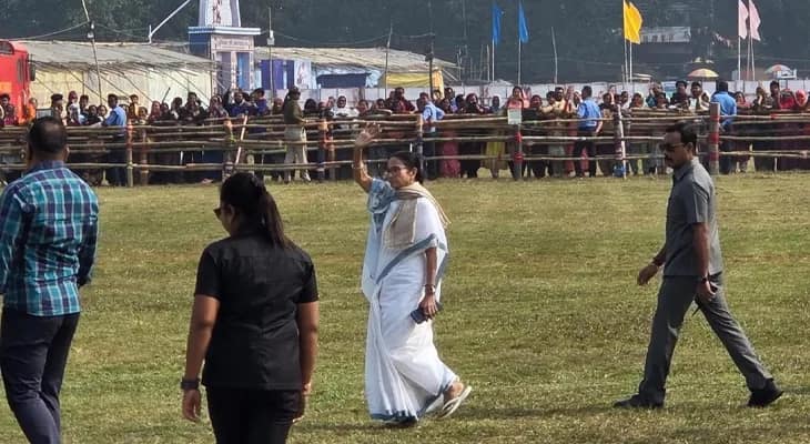 বহরমপুরের সার্কিট হাউস থেকে বেরিয়ে হেলিপ্যাডের দিকে যাচ্ছেন মুখ্যমন্ত্রী মমতা বন্দ্যোপাধ্যায়