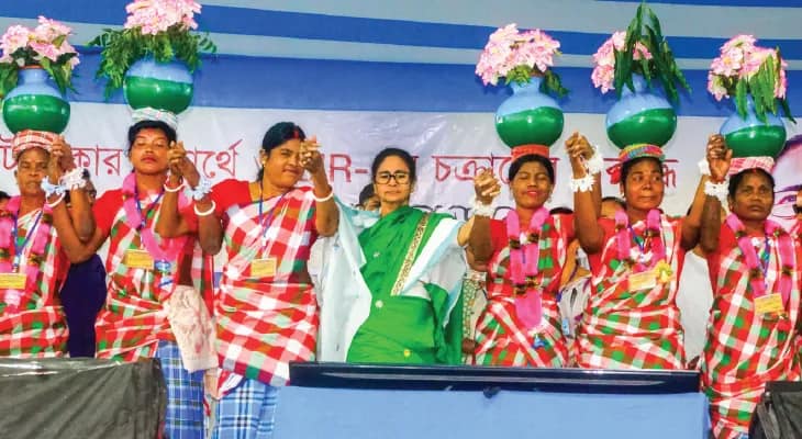 গাজোলের মঞ্চে দিদির হাত ধরে নেচে আপ্লুত আরতি, সজলিরা