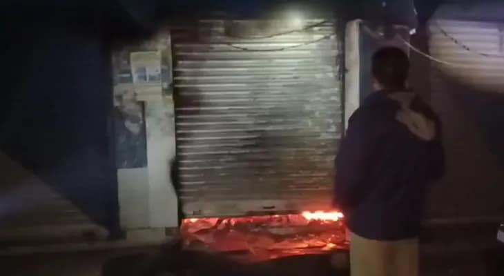 হাওড়ার বাঁকড়ায় এটিএম ভেঙে টাকা লুঠ করার পর সেখানে আগুন ধরিয়ে দিয়ে পালাল দুষ্কৃতীরা