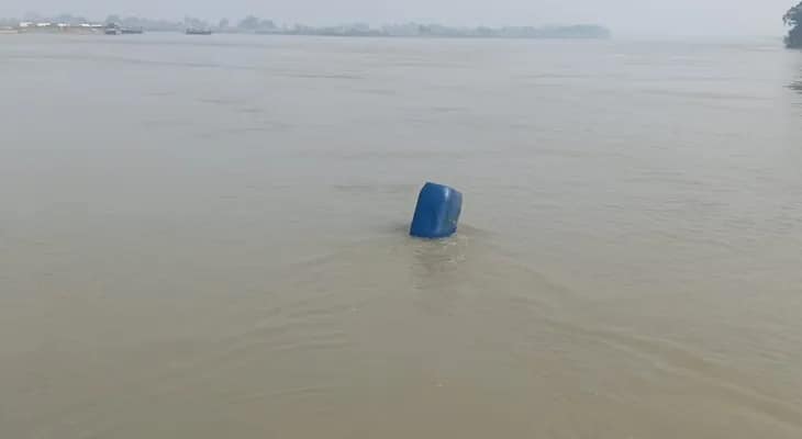 কেতুগ্রামে ভাগীরথী থেকে বালি তুলতে গিয়ে ডুবে গেল নৌকা, নিখোঁজ এক