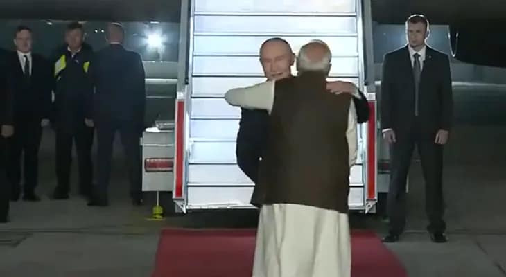 ভারতে রুশ প্রেসিডেন্ট ভ্লাদিমির পুতিন, স্বাগত জানাতে পালাম বিমানবন্দরে প্রধানমন্ত্রী নরেন্দ্র মোদি