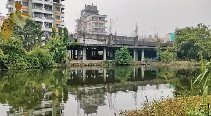ওলাবিবিতলায় সুইমিং পুলের  কাঠামো ৮ বছর ধরে পরিত্যক্ত