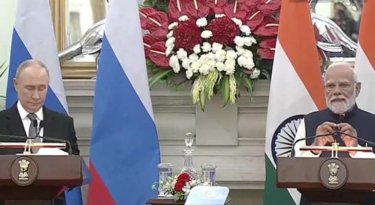 দিল্লিতে যৌথ সাংবাদিক সম্মেলনে রাশিয়ার প্রেসিডেন্ট ভ্লাদিমির পুতিন ও প্রধানমন্ত্রী নরেন্দ্র মোদি