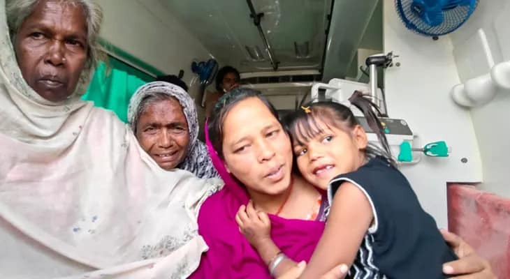 পাইকরে ফিরলেন সোনালি বিবি, জাতীয় পতাকা হতে প্রচুর মানুষ তাঁকে স্বাগত জানালেন