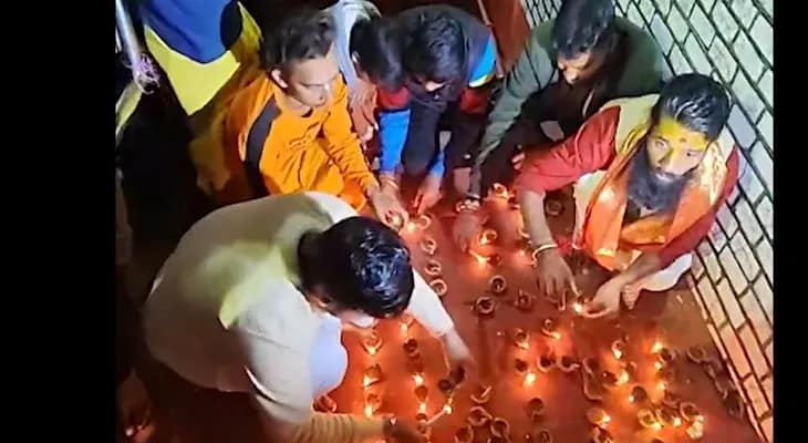 উত্তরপ্রদেশের অযোধ্যায় হনুমানগড়ি মন্দিরে ৫১০০টি প্রদীপ জ্বালানো হল