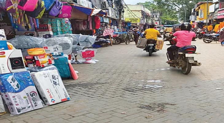 পানাগড় বাজার ও স্টেশন রোড এলাকায় বেদখল ফুটপাত, যানজটে নাকাল বাসিন্দারা