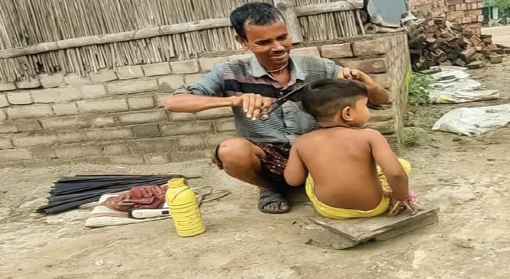 চুল-দাড়ি কেটে নাপিত পান ধান! আজও বিনিময় প্রথা চলছে রানিগরের দুই গ্রামে