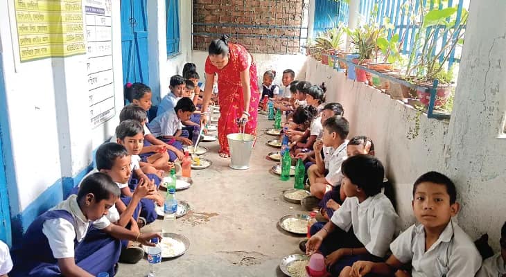 হলদিবাড়ির ক্ষুদিরামপল্লি রামেশ্বর দয়াল প্রাথমিক বিদ্যালয়, ডাইনিং শেড নেই, মাঠে-ক্লাসরুমে মিড ডে মিল খেতে হয় পড়ুয়াদের