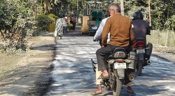 গুঁড়ো করা প্লাস্টিক দিয়ে রাস্তা নির্মাণ শুরু হল জলপাইগুড়ির ময়নাগুড়িতে