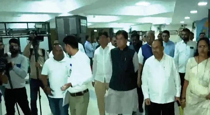 মুম্বইতে একটি হাসপাতালে পরিদর্শনে কেন্দ্রীয় মন্ত্রী পীযূষ গোয়েল