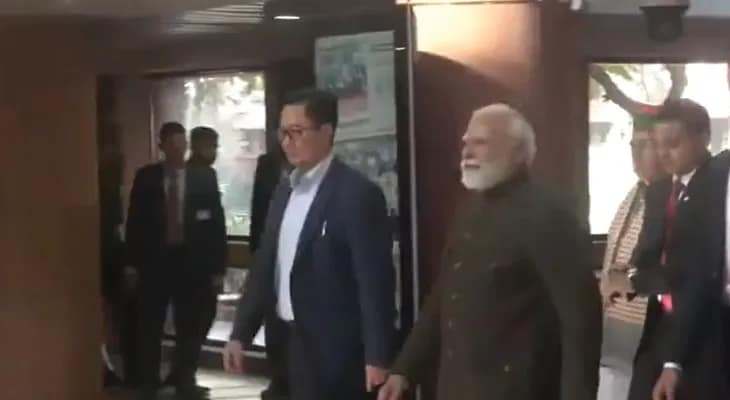 সংসদে এনডিএ’র সংসদীয় দলের বৈঠক শেষে বেরিয়ে গেলেন প্রধানমন্ত্রী নরেন্দ্র মোদি