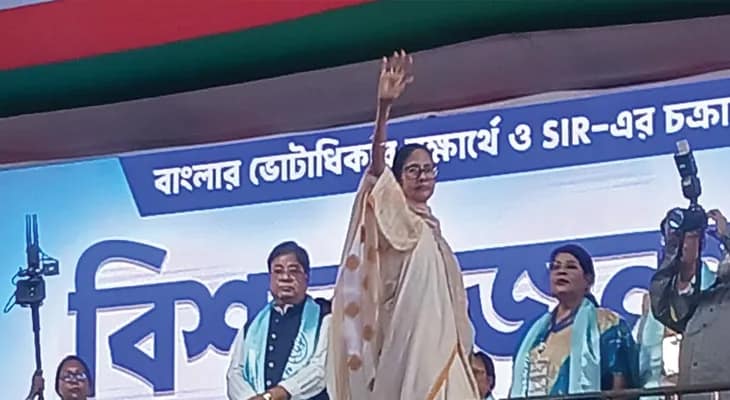 কোচবিহারের রাসমেলার মাঠের জনসভায় পৌঁছলেন মুখ্যমন্ত্রী মমতা বন্দ্যোপাধ্যায়