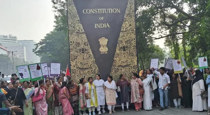 সংবিধান রক্ষা: ধর্মতলার দিকে এগিয়ে যাচ্ছে মহিলা তৃণমূল কংগ্রেসের মিছিল