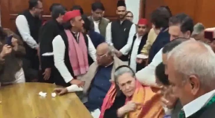 সংসদ চত্বরে কংগ্রেস নেত্রী সোনিয়া গান্ধীর জন্মদিন পালন করছেন ইন্ডিয়া জোটের সাংসদরা