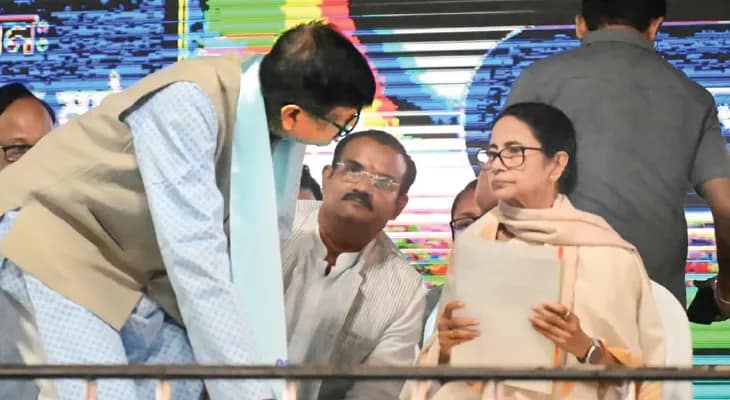 যুদ্ধে কাঁধে কাঁধ মিলিয়ে লড়তে হয়, গোষ্ঠীদ্বন্দ্ব রুখতে বার্তা দলনেত্রীর