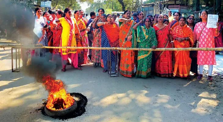 বেহাল রাস্তা সংস্কারের দাবি, টায়ার জ্বালিয়ে পথ অবরোধ পতিরামজোতে
