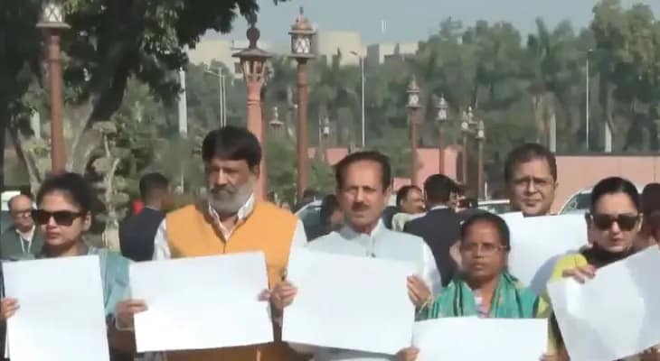 ১০০ দিনের কাজ, আবাস সহ একাধিক প্রকল্পের টাকা দেয়নি কেন্দ্র, প্রতিবাদে সংসদের বাইরে বিক্ষোভ তৃণমূল সাংসদদের