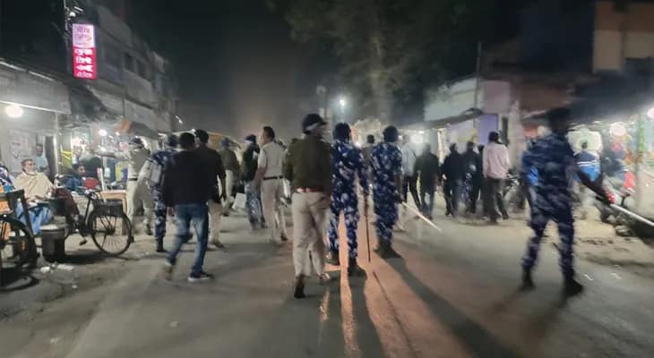 অষ্টম শ্রেণির ছাত্রীর শ্লীলতাহানির ঘটনা: পুলিশের ব্যাপক লাঠিচার্জের জেরে বনগাঁ-বাগদা সড়কে উঠল অবরোধ